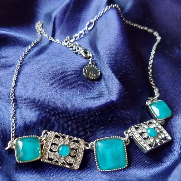 Liz Claiborne Silvertone Necklace w/Blue-ish Faux Stones and Faux Diamonds. - Picture 3 of 16